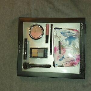 Jones New York Signature - The Makeup Artist Set
